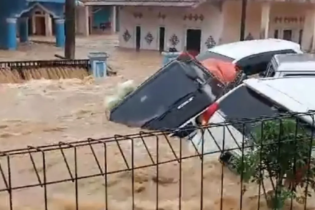 Mobil Terseret Arus Terjadi di Lokasi Rawan Banjir Sukabumi