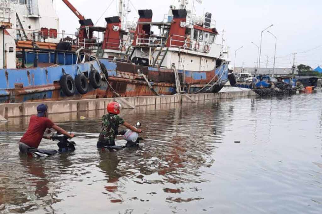 Warga Pesisir Jakarta Diimbau Wapadai Banjir Rob hingga Awal Tahun